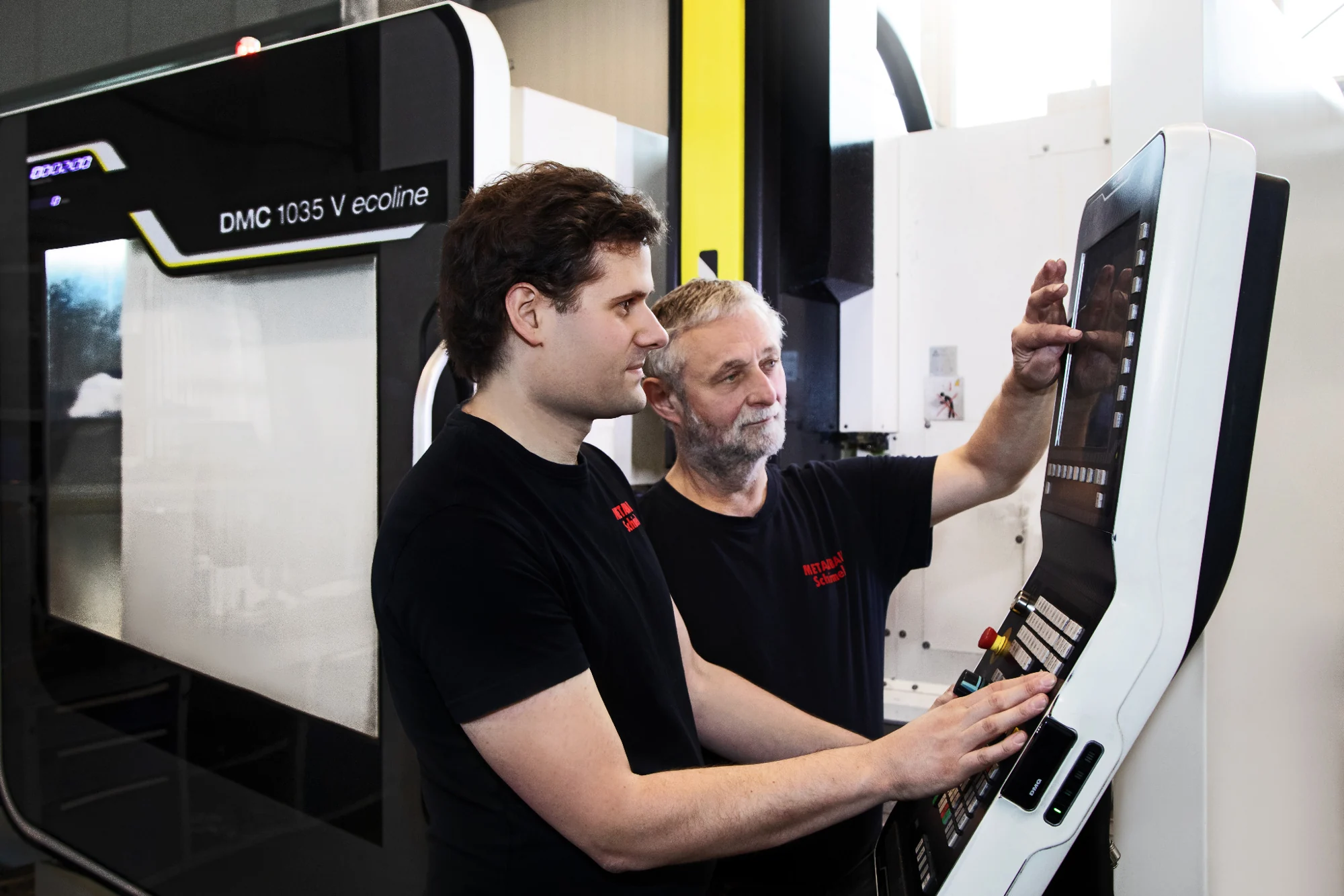 Arbeit an einer CNC-Maschine